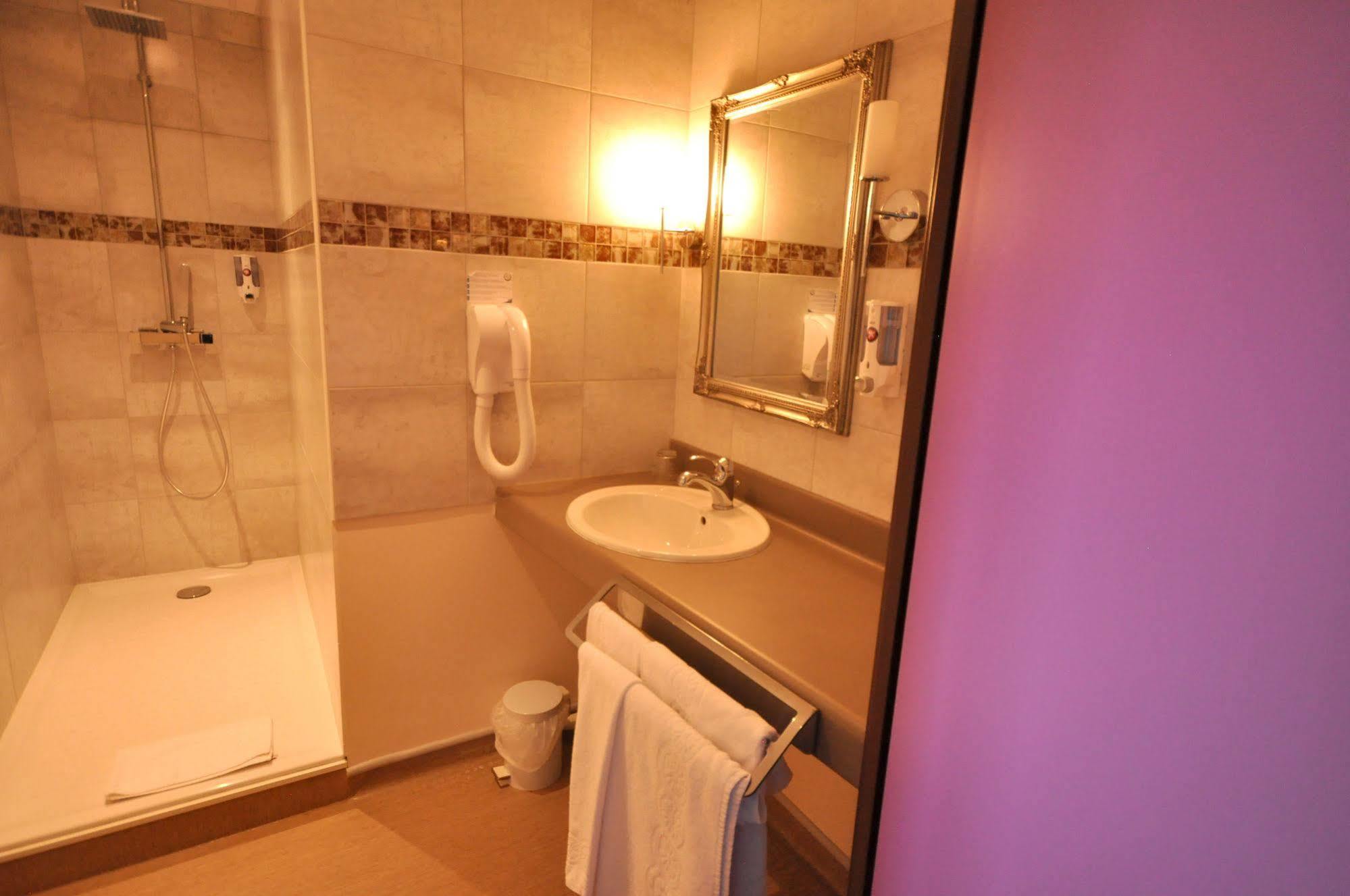 Brit Hotel Confort Alexia - Ла-Сутеррен Экстерьер фото